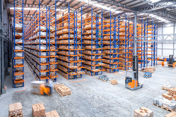 Warehouse-Logistics-Management-iStock-518142906.jpg